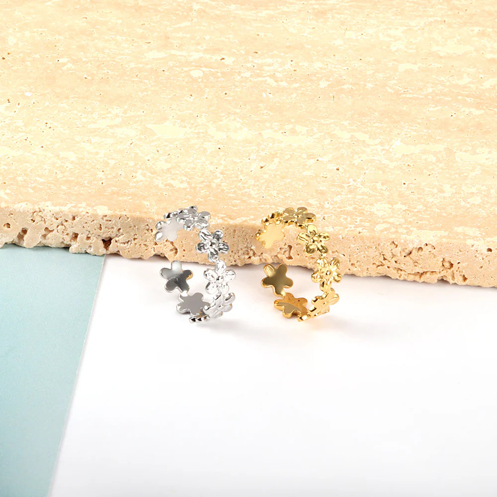 VM | Goudkleurige Ring met Bloemdetail